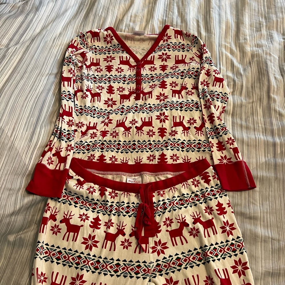 Hanna Andersson Christmas PJ set in size Large. EUC